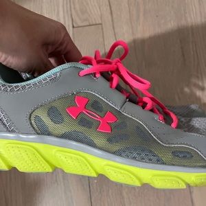 Under armour women’s tennis shoes 10 gray pink multicolor athletic
